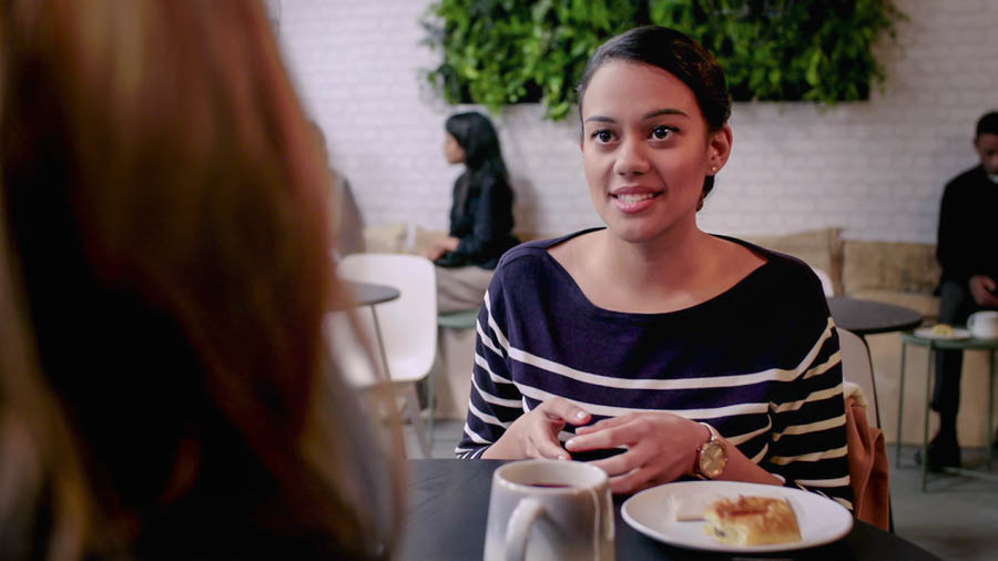 A scene from the video ‘Experience the Joy of Disciple-Making​—Improve Your Skills—​Illustrating Key Points.’ Neeta tells Jade an illustration.