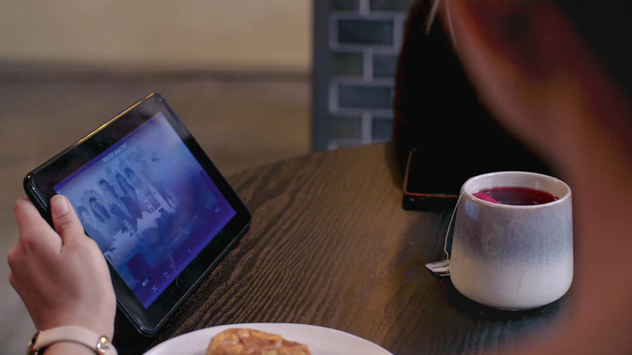 A scene from the video ‘Experience the Joy of Disciple-Making​—Improve Your Skills—​Illustrating Key Points.’ Neeta shows Jade a video.