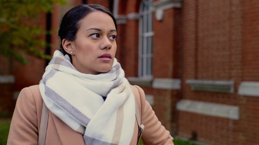 A scene from the video ‘Experience the Joy of Disciple-Making​—Improve Your Skills—​Teaching With Enthusiasm.’ Neeta looks discouraged after Jade cancels her Bible study.