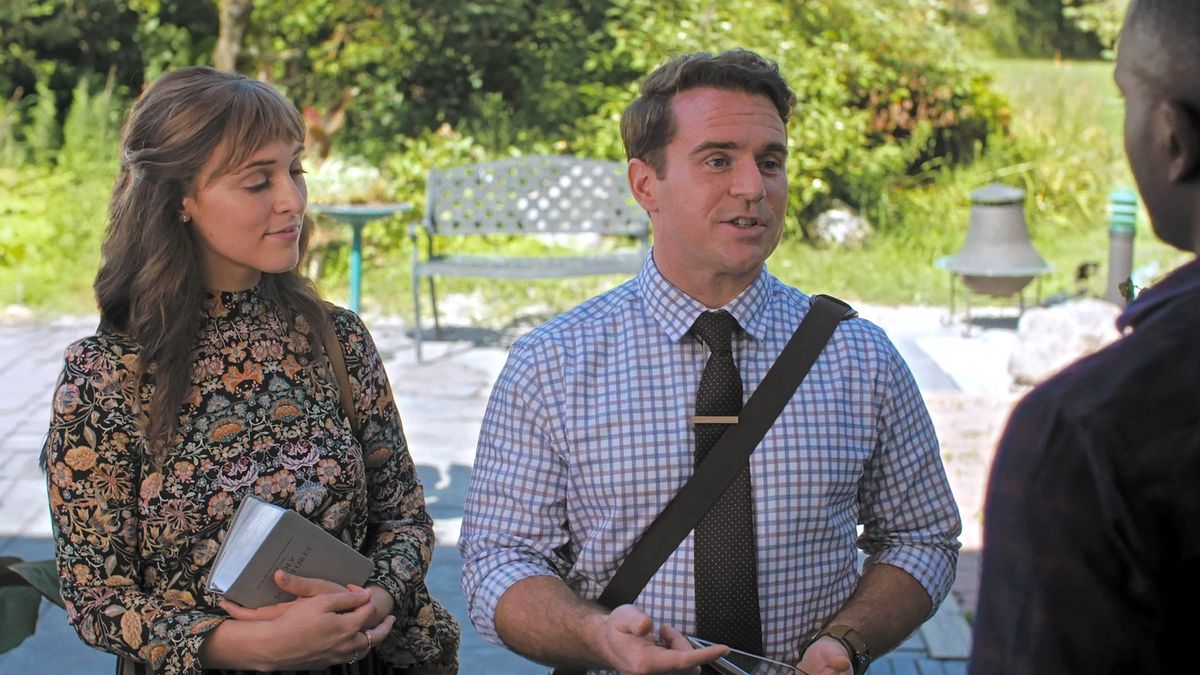 A scene from the video “‘Eager to Declare the Good News​—Be Ready With the Right Equipment’—​Excerpt.” The couple in the video preach to a man in the door-to-door ministry.