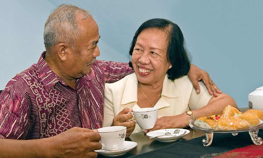 Dumas and Sumiatun have tea together