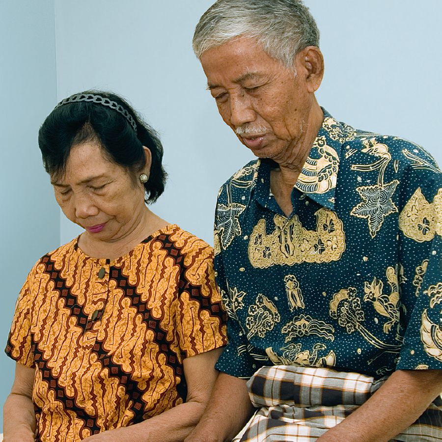 Kustriyah and Tayib pray together