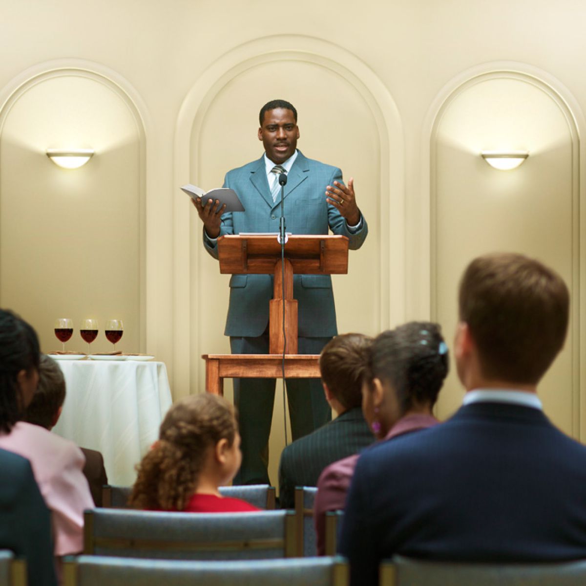 A brother giving the Memorial talk at a Kingdom Hall.