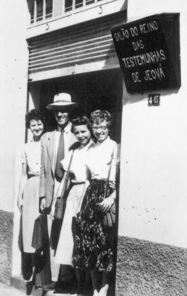 A few of Jehovah’s Witnesses at the entrance of the Bauru Kingdom Hall in 1955
