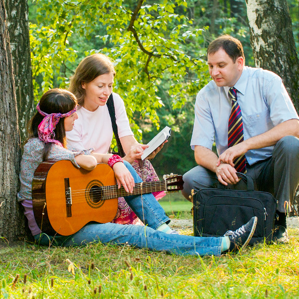 Inga and Mikhail preach to a woman