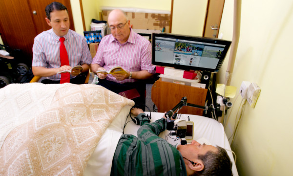 Using the jw.org website, Félix Alarcón conducts a Bible study with a man