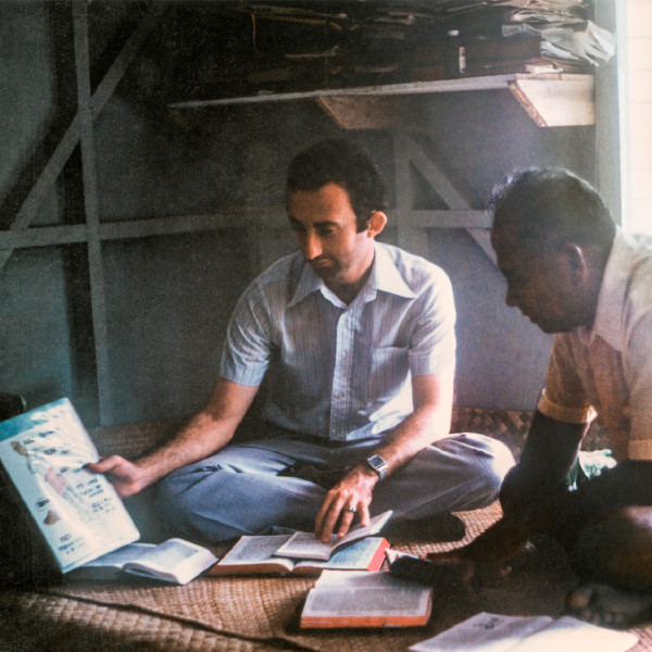 Geoffrey Jackson using Tuvaluan literature to help others