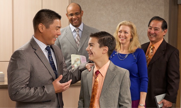 Jacob and his parents enjoying conversation with a Bethelite at the Kingdom Hall