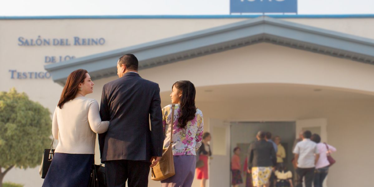 A family walks into a Kingdom Hall