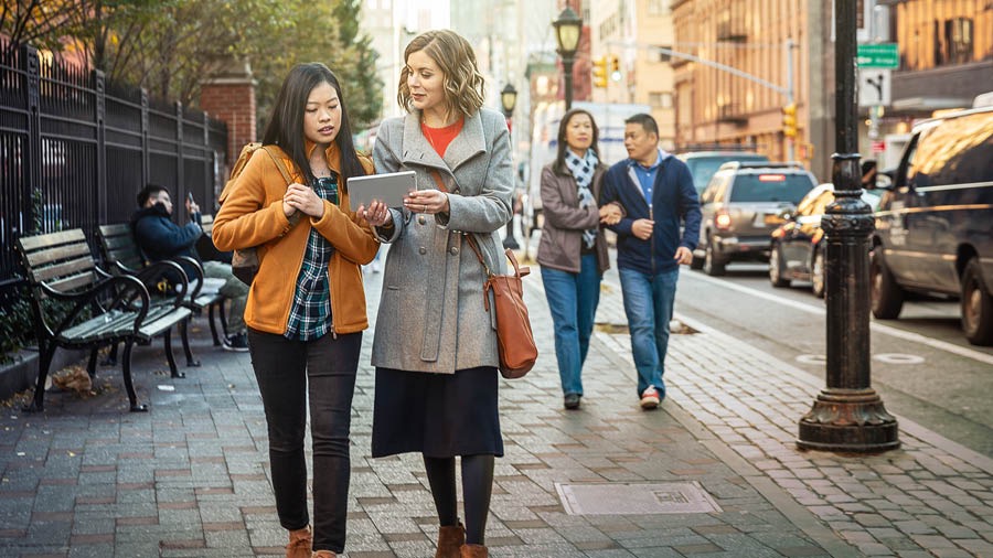 One of Jehovah’s Witnesses shares something practical from the Bible with a woman from a non-Christian land