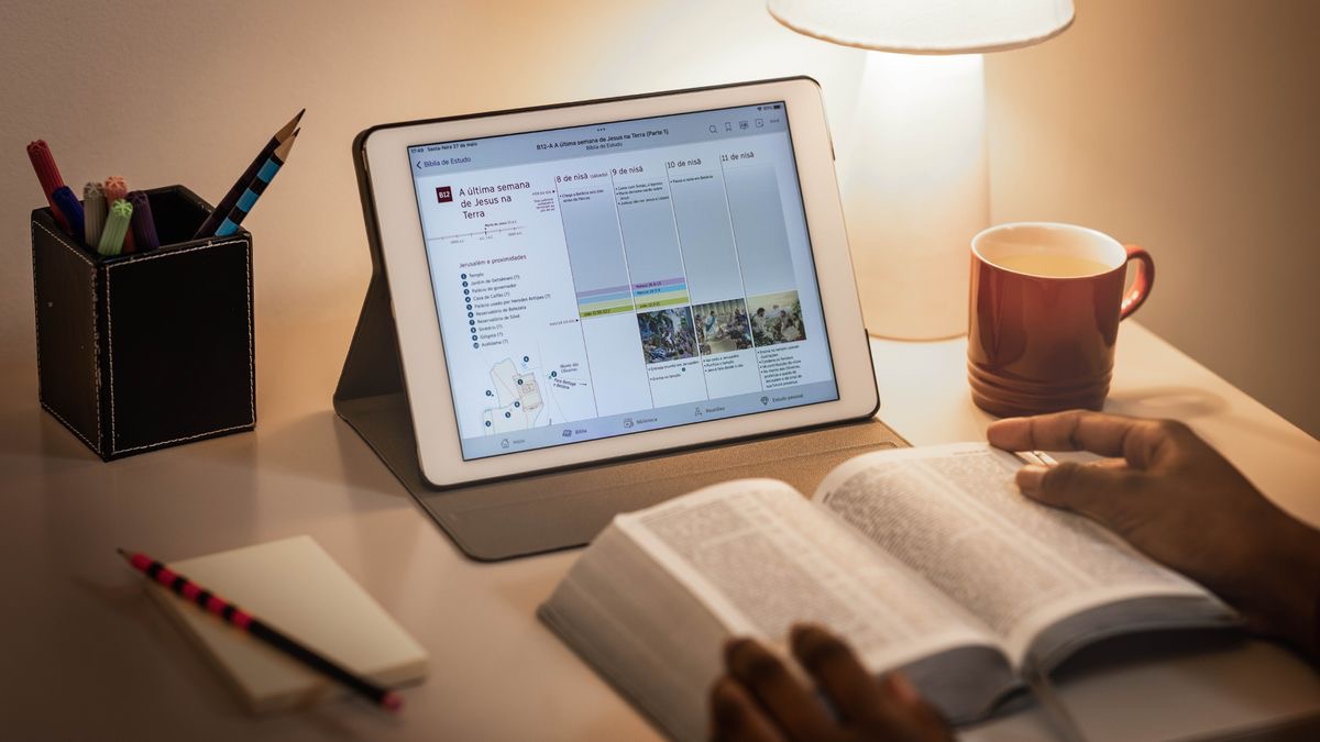 The young sister using the chart “The Final Week of Jesus’ Life on Earth” in Appendix B12 of the “New World Translation” to enhance her Bible reading.