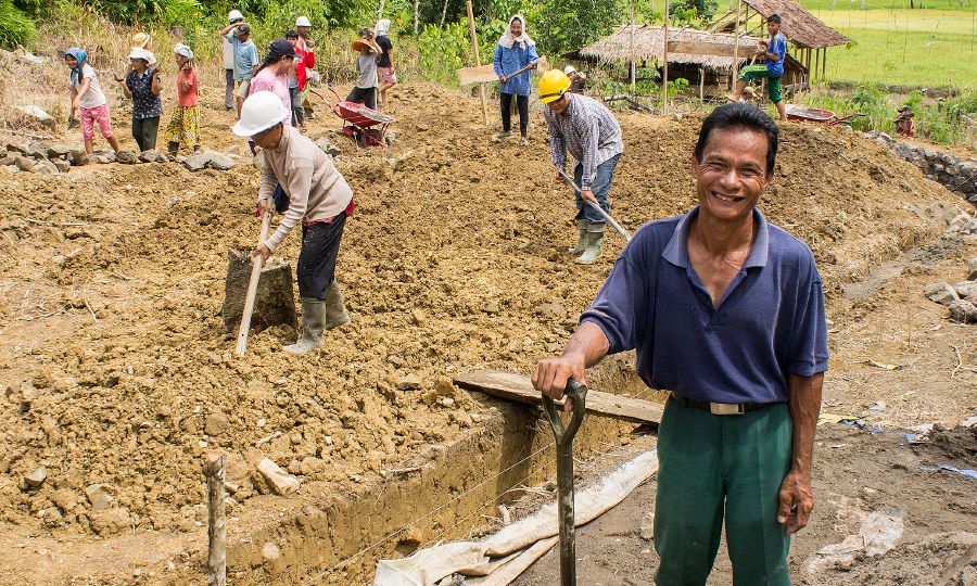 Angeragō Hia with other Kingdom Hall construction volunteers in Tugala Oyo, Nias Island