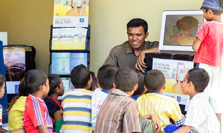 At a literature stand in Suai, Timor-Leste, children watch videos from the series ‘Become Jehovah’s Friend’