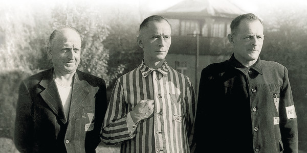 Tres hermanos, vestidos con uniformes de presos, que estuvieron dispuestos a aguantar persecución en la Alemania nazi.