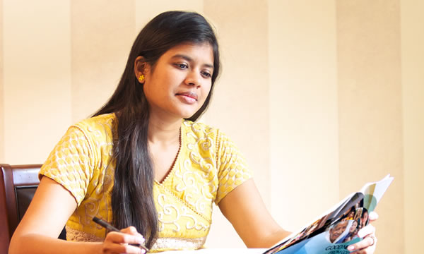 Una mujer estudiando el folleto Buenas noticias de parte de Dios