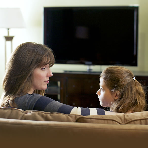 Una madre instruyendo a su hija después de ver las noticias