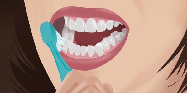 Una mujer cepillándose los dientes