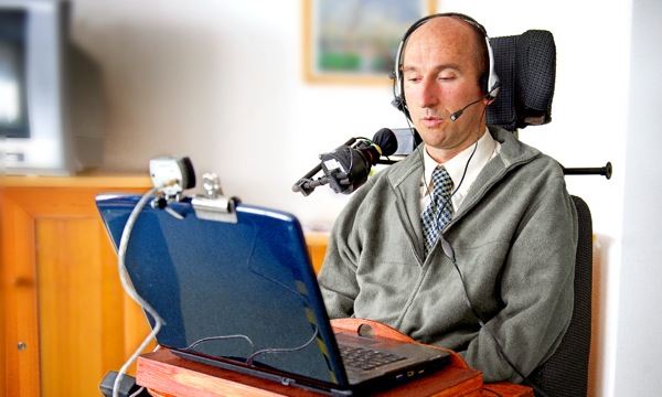 Miklós Aleksza utilizando medios de comunicación modernos