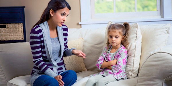 Una madre disciplinando a su niña