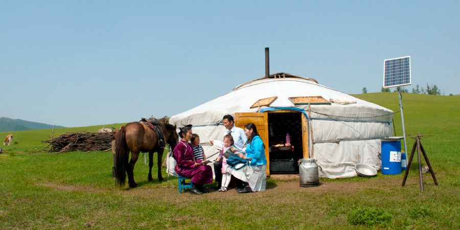 Personas frente a una yurta o ger, vivienda tradicional mongola