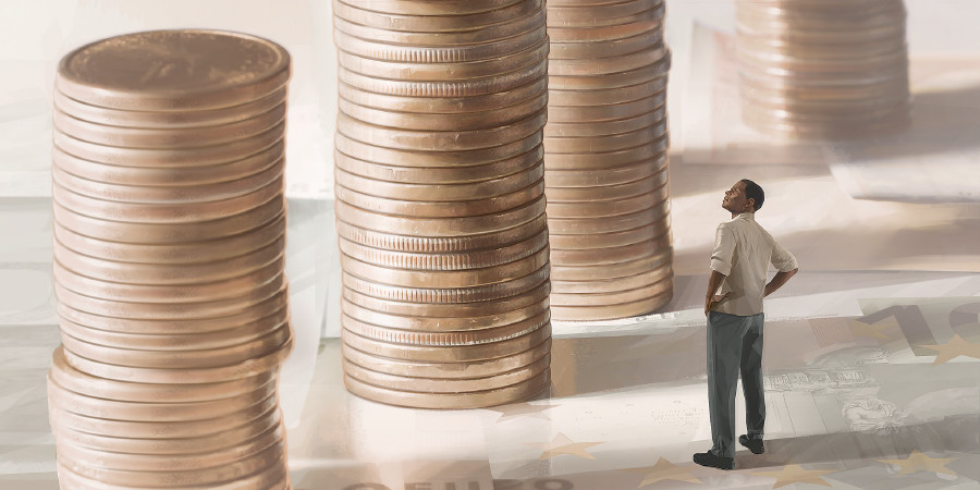 Un hombre mira unas monedas gigantes apiladas unas sobre otras