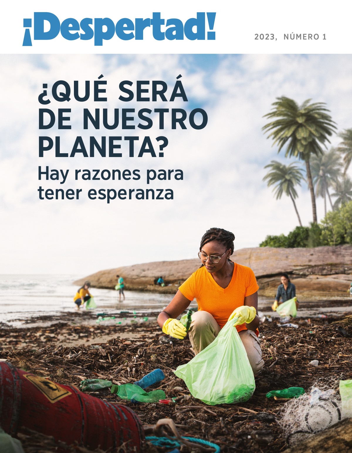Un grupo de personas recoge basura en una playa.