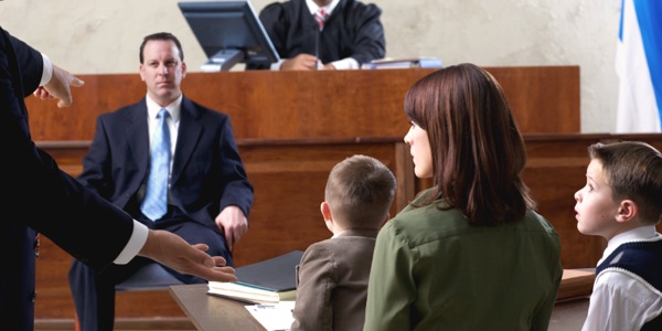 Hombre siendo juzgado en un tribunal ante su familia
