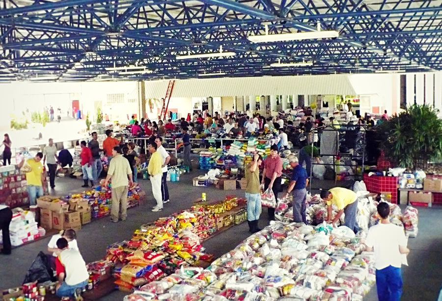 Testigos de Jehová organizando y distribuyendo donaciones para ayuda humanitaria en Brasil