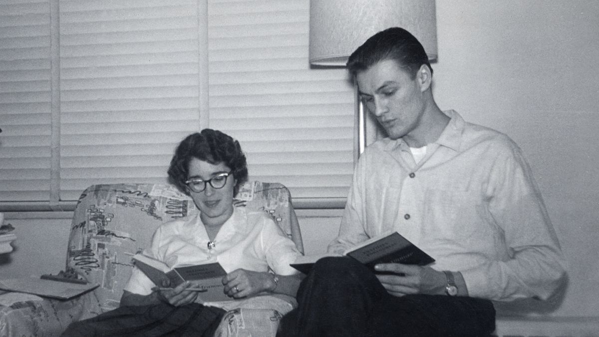 Arlene y Karl estudiando portugués.