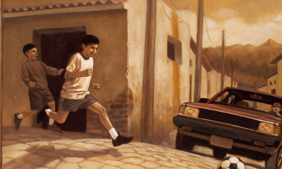 Dos niños juegan en la calle y un coche se está acercando