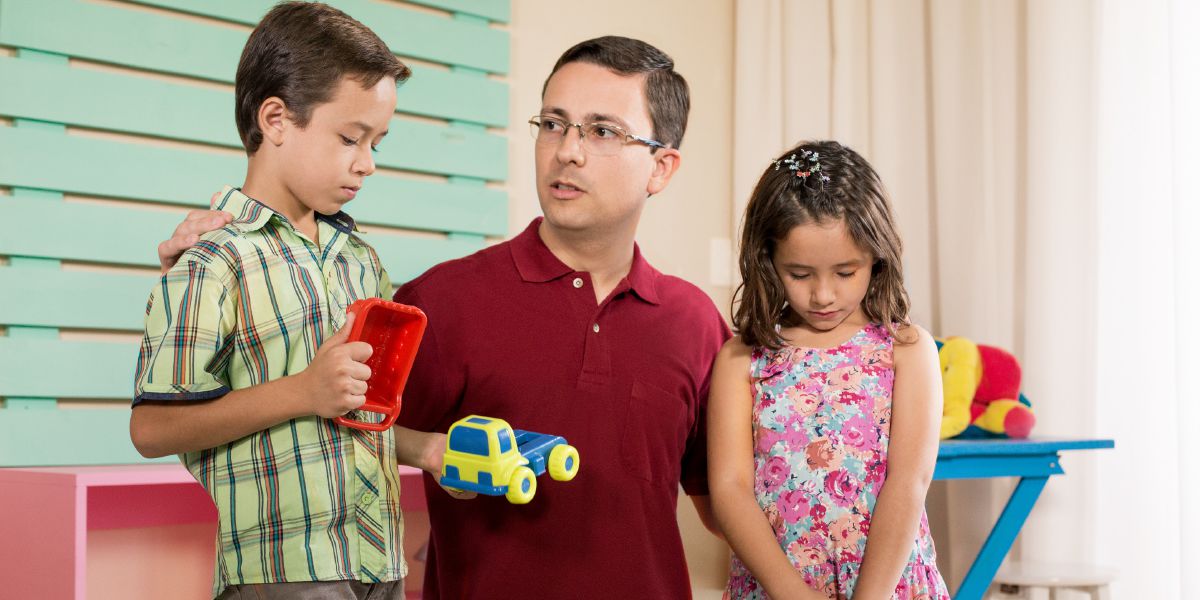 Un padre corrige con amor a sus hijos