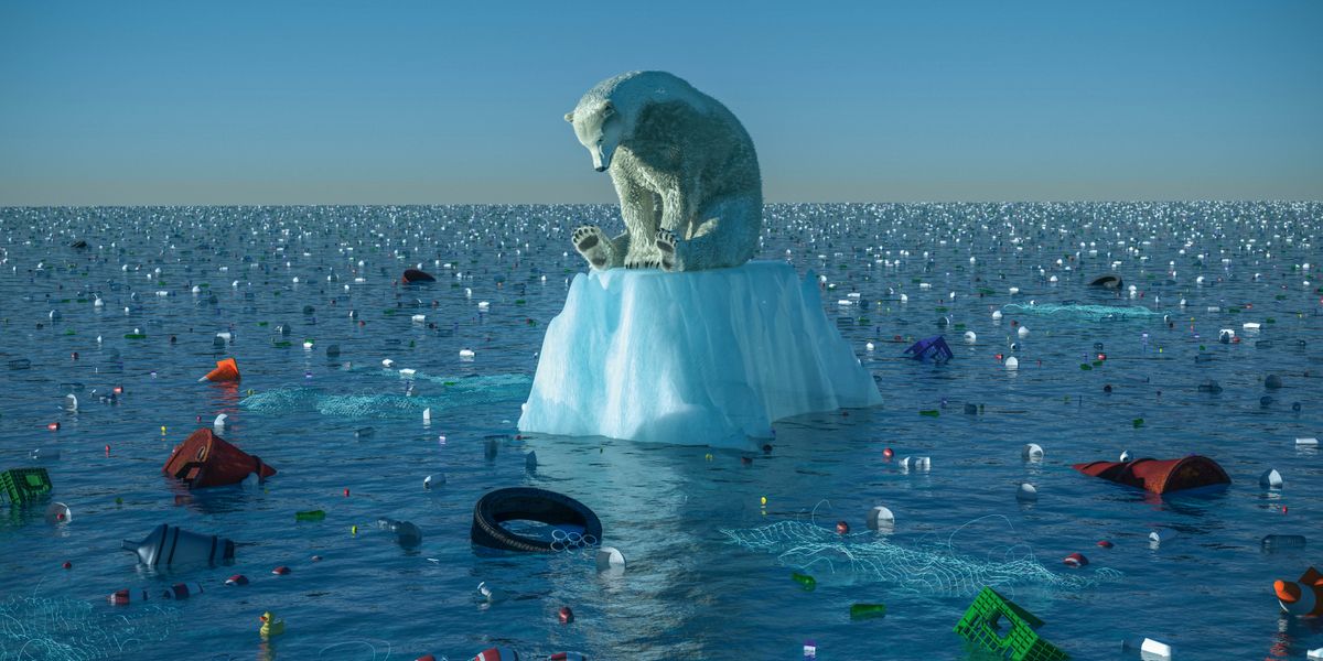 Un oso polar sucio y triste sentado en un trozo de hielo que está flotando en un mar lleno de basura.