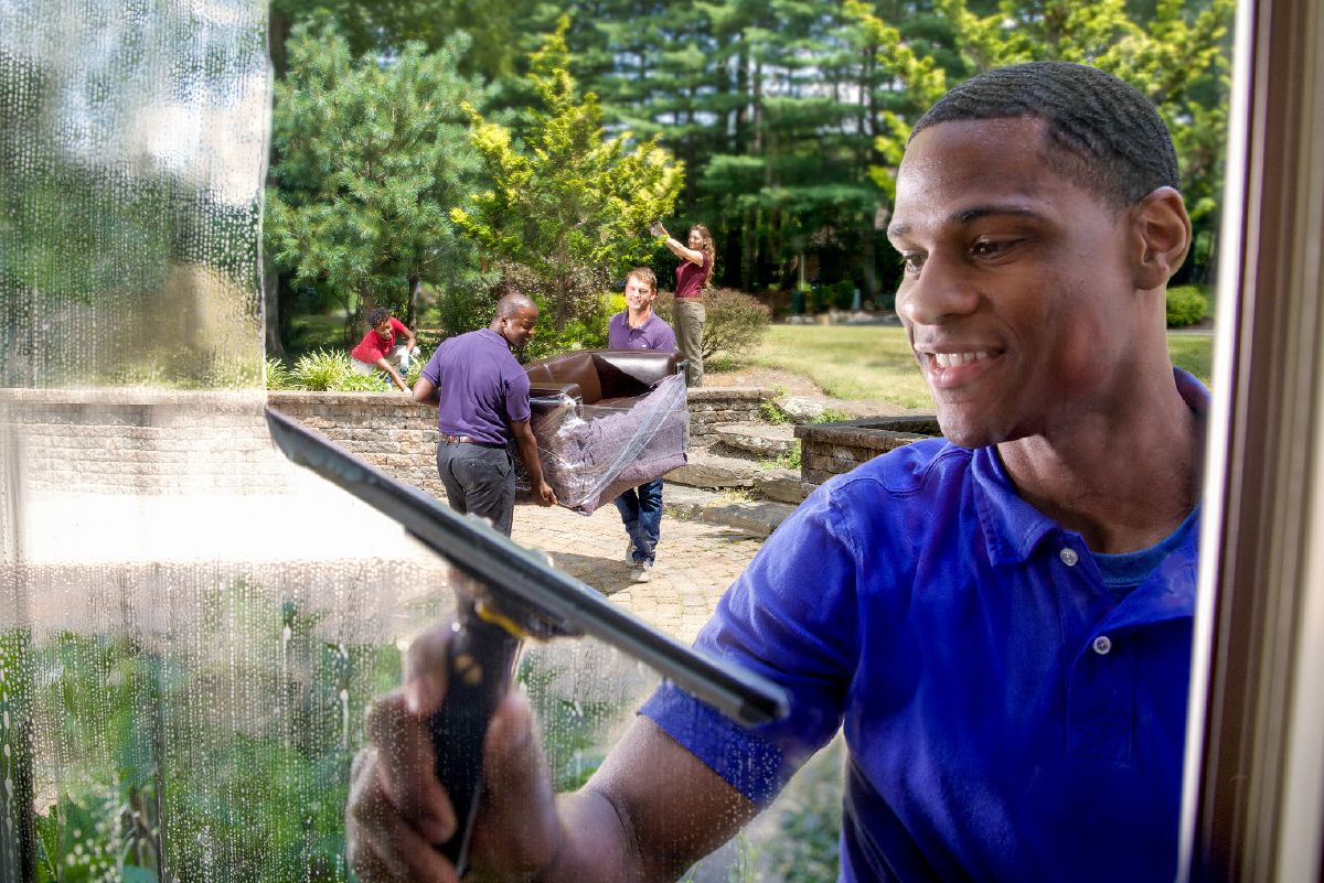 Un hermano limpiando cristales