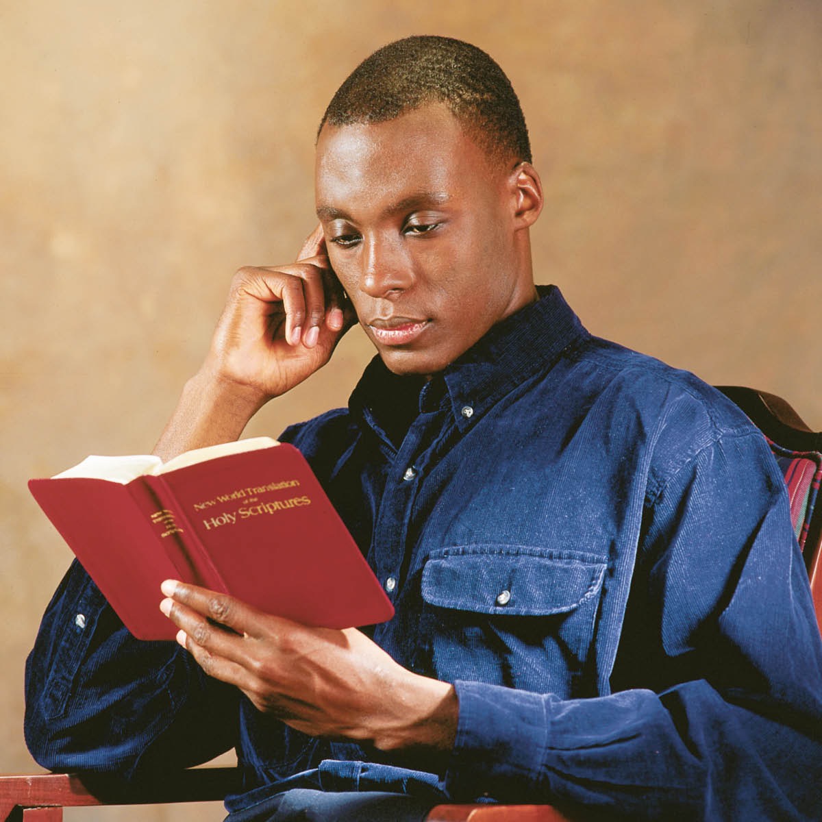 Un hombre leyendo la Biblia