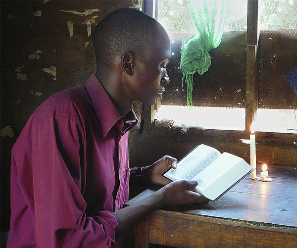 Hombre leyendo la Biblia