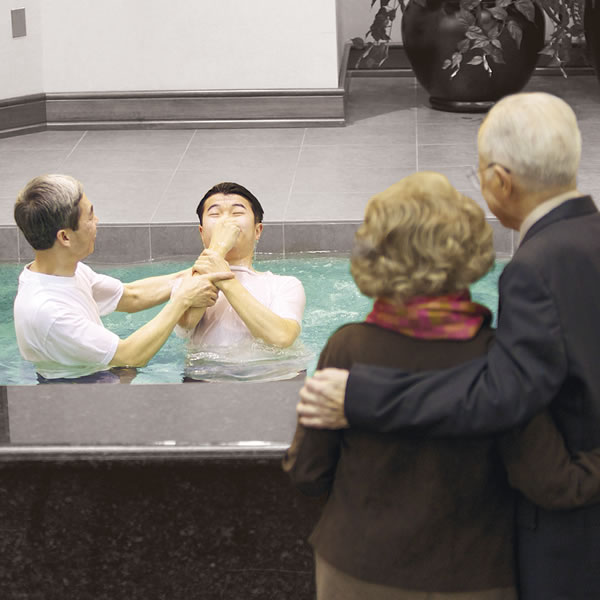 Pareja de testigos de Jehová viendo bautizarse a su estudiante