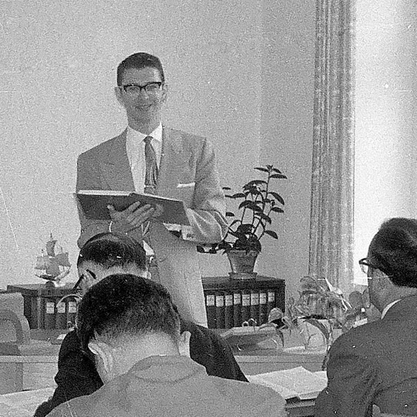 Ramon dando clases en la Escuela del Ministerio del Reino