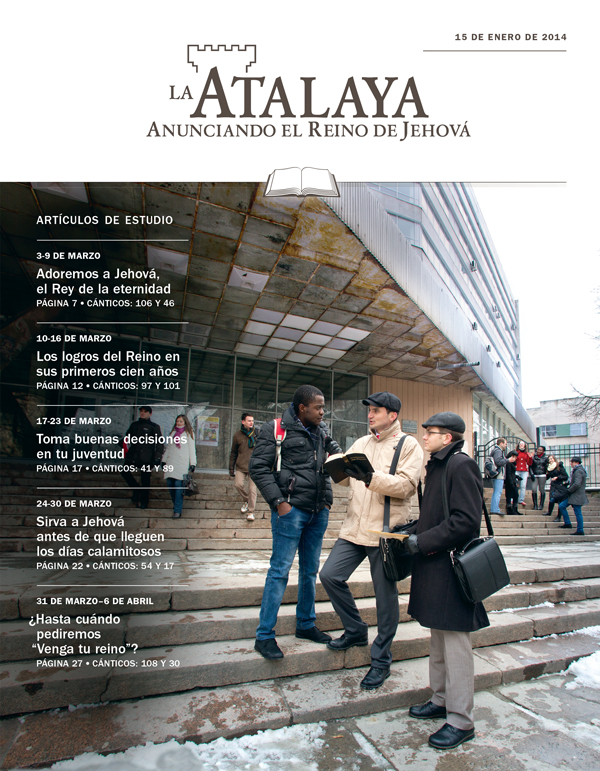 Testigos de Jehová predicándole a un hombre