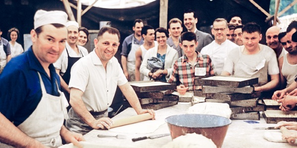 Voluntarios sonrientes preparando comidas en una asamblea