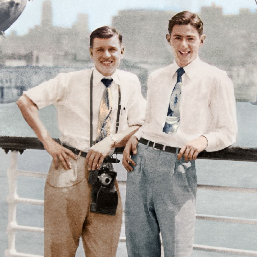 Denton Hopkinson y Raymond Leach en un barco en 1954