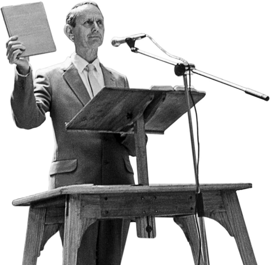 Arthur Matthews presentando la traducción al irlandés de “Mi libro de historias bíblicas” en 1983