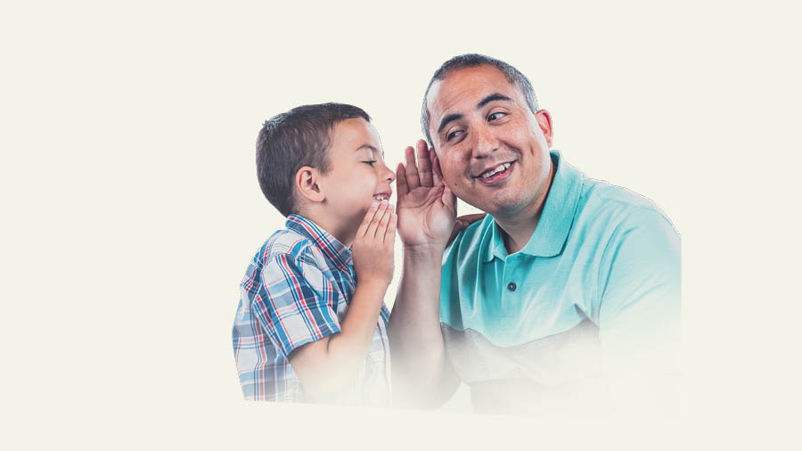 Un padre escucha con atención a su hijito.