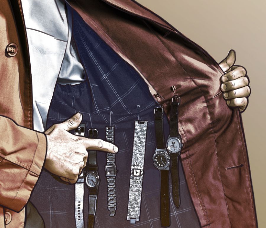 Un hombre muestra relojes de imitación que lleva dentro de su abrigo