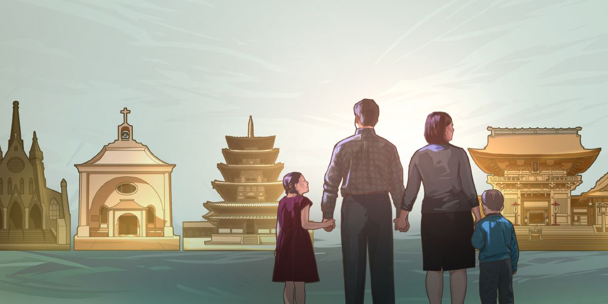 Una familia mira edificios de diferentes religiones