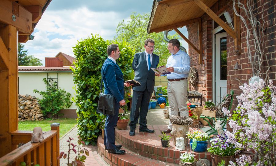 Bernhard Merten predicando de casa en casa con otro testigo de Jehová