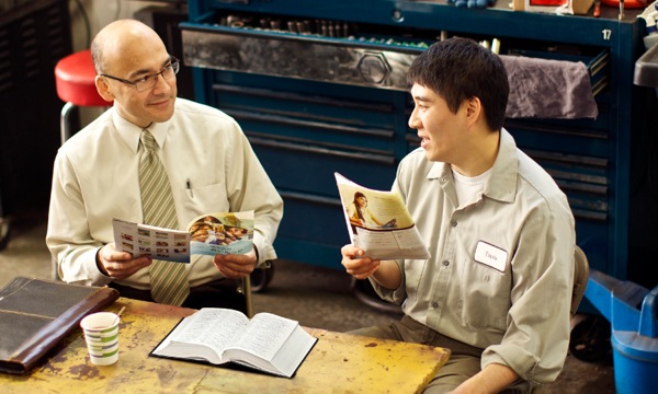 Testigo dando una clase de la Biblia con el folleto Buenas noticias de parte de Dios