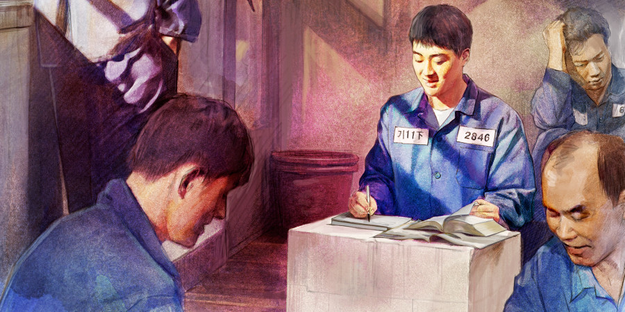 Hermanos estudiando la Biblia en la cárcel