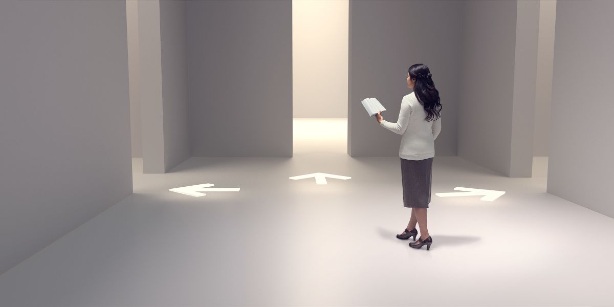 Una mujer lee la Biblia antes de decidir qué camino va a elegir