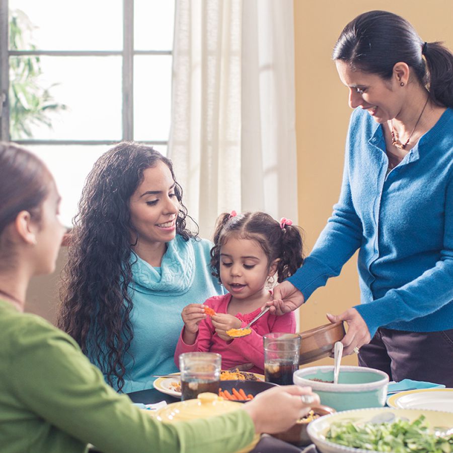 Una hermana está comiendo con otras hermanas