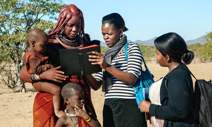 Dos publicadoras predicando a una mujer himba